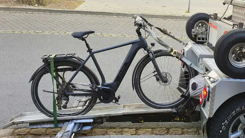 Daniels kaputtes Fahrrad wird vom Abschleppservice abgeschleppt